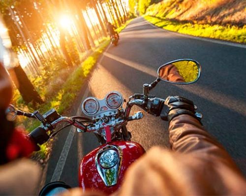 Todo lo que necesitas si vas a viajar en verano con tu moto