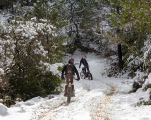 ¿Cómo conducir en moto en diferentes condiciones meteorológicas?