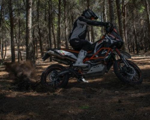 ¿Cómo frenar correctamente en moto?