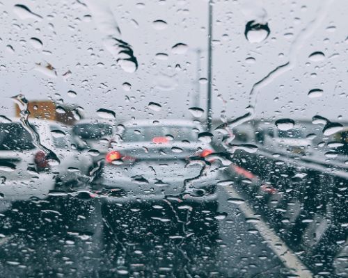 Lloviendo y en moto. Consejos de frenado.