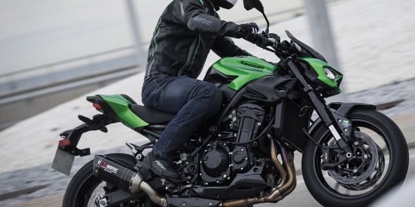 La Kawasaki Z900 se pasa al 'All-Black' con la Gama Premium de NG Brakes